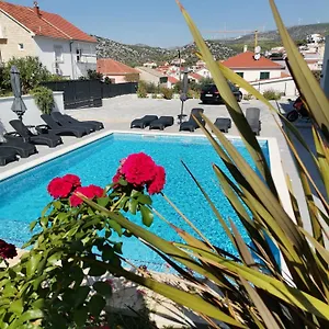  Apartment Barbara & Zoran With Heated Swimming Pool